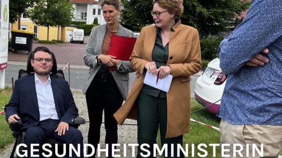 Constantin Grosch steht mit Daniela Behrens und Alexander Boche, sowie eine Referentin der Ministerin auf einem Schotterweg